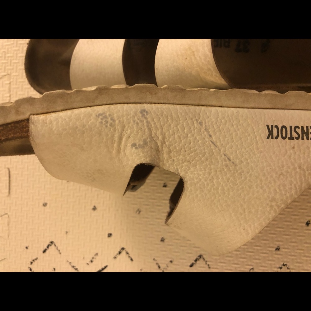 Birkenstock’s white leather slides - Picture 4 of 10
